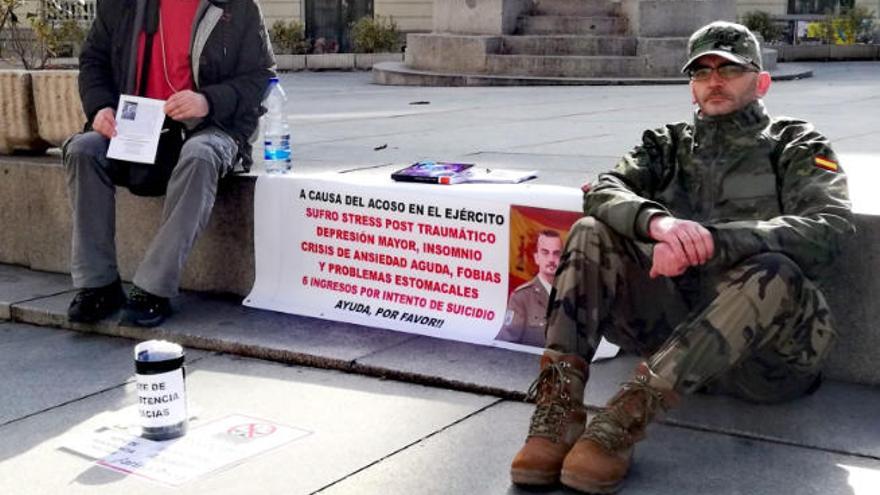 El tinerfeño Agustín Fariña mantiene sus reivindicaciones a decenas de metros del Congreso, en la plaza de las Cortes, durante 12 horas al día.