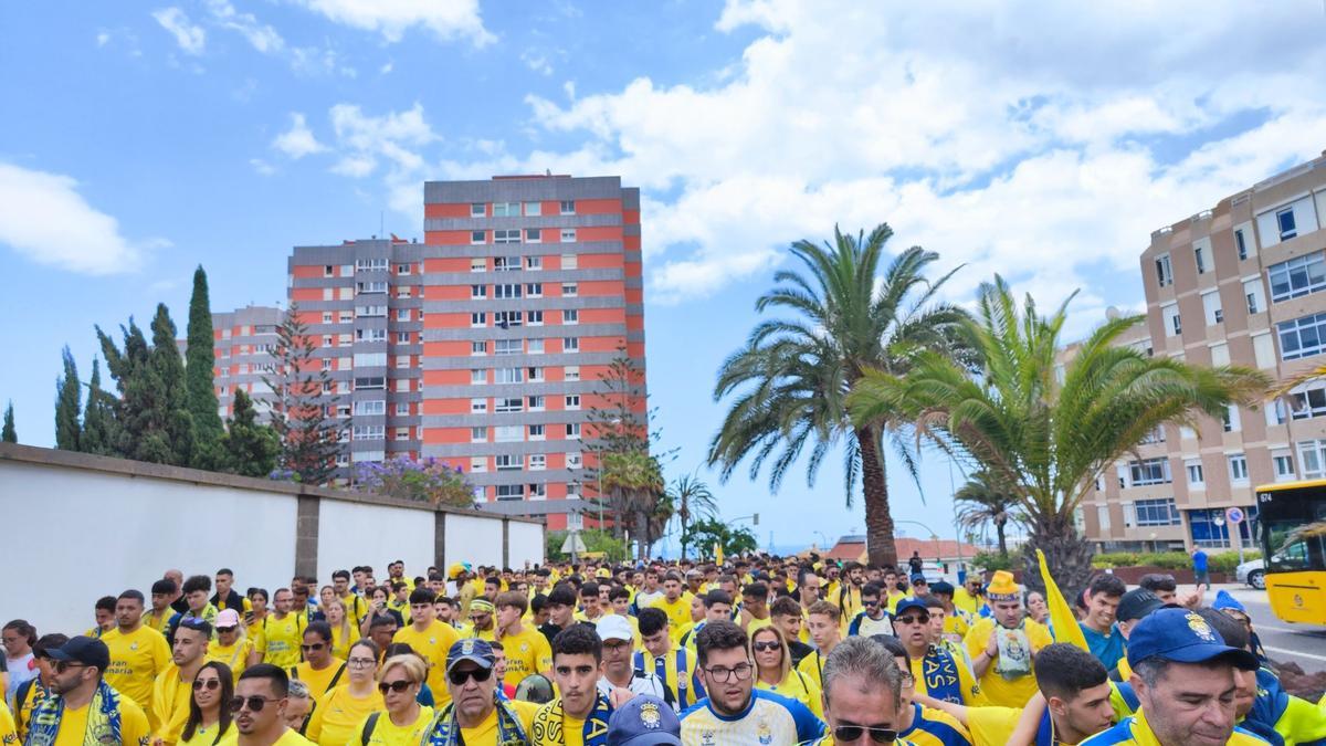 La marea amarilla celebra el ascenso de la UD Las Palmas con los pacientes del Negrín