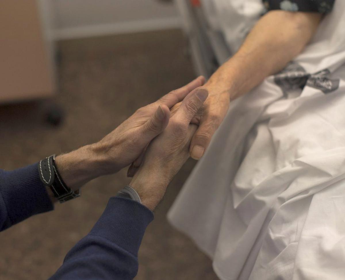 Acompañando a un solicitante de la prestación. |  Biel Aliño / Efe