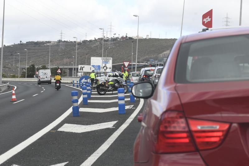 01-04-20  LAS PALMAS DE GRAN CANARIAS. AUTOPISTA. LAS PALMAS DE GRAN CANARIA. Colas a la entrada a la ciudad.    Fotos: Juan Castro.  | 01/04/2020 | Fotógrafo: Juan Carlos Castro