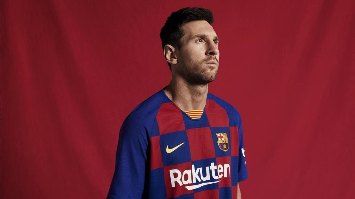 Messi, con la nueva zamarra del Barça de cara a la próxima temporada.