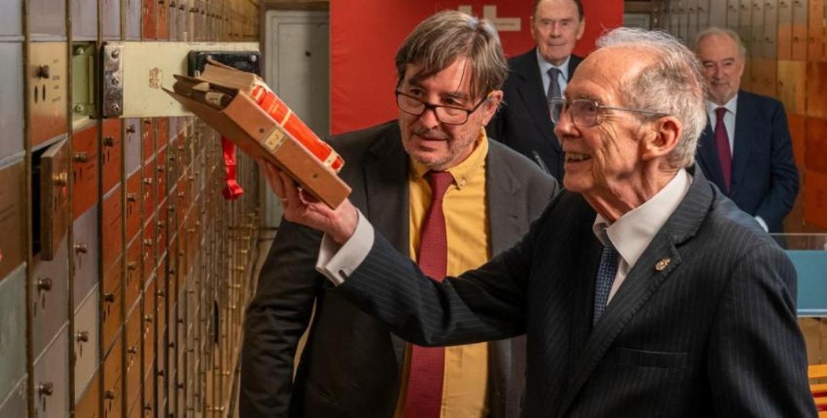 José Manuel Blecua Perdices introduce su legado en el cajetín número 1001 ante Luis García Montero.