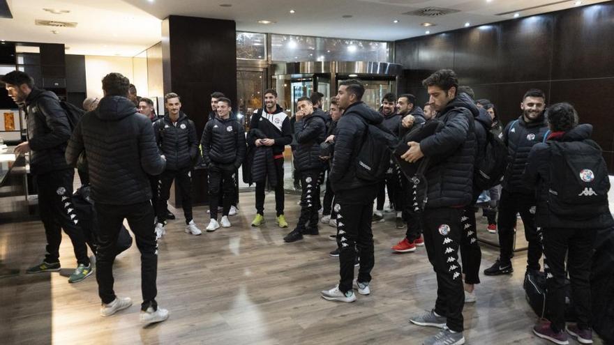 Los jugadores rojiblancos del Zamora CF, anoche antes del partido de Copa del Rey ante el Mallorca, en el vestíbulo del hotel AC.