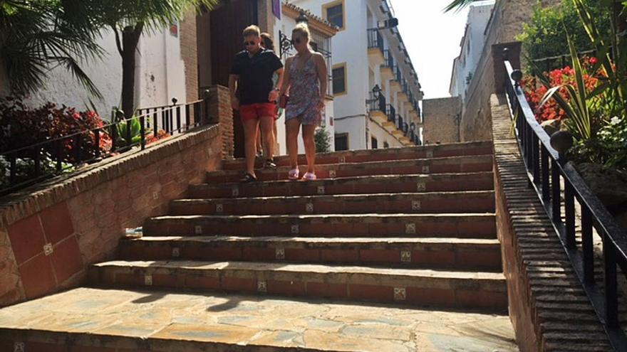 Dos personas descienden por la escalinata que se dedicará a la Virgen del Mayor Dolor.