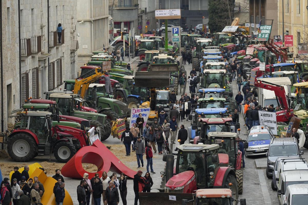 Concentración de agricultores con sus tractores en Girona, en protesta por las condiciones del sector