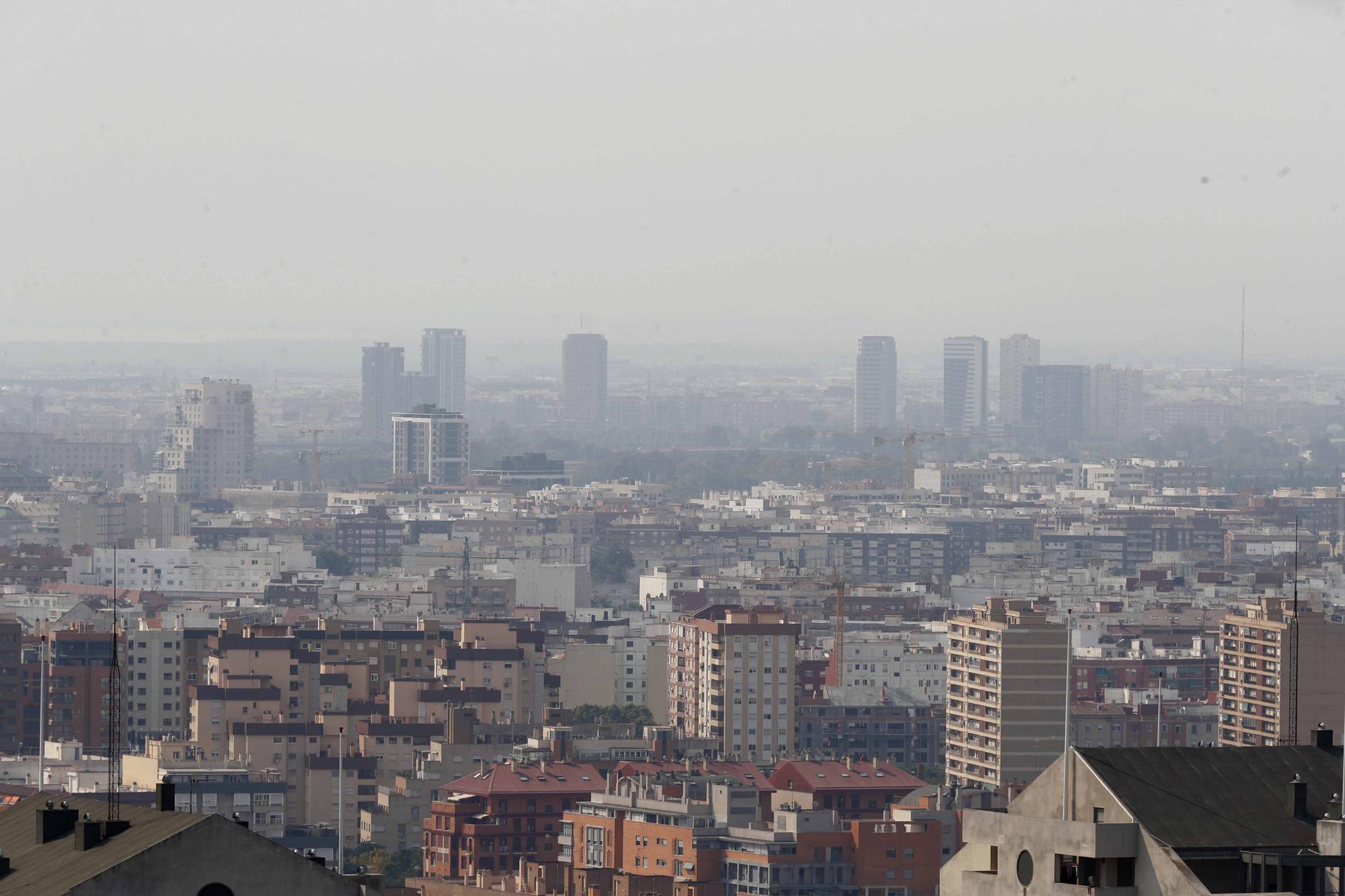 El humo de los incendios de Bejís y Vall d'Ebo ya se ve desde València ciudad