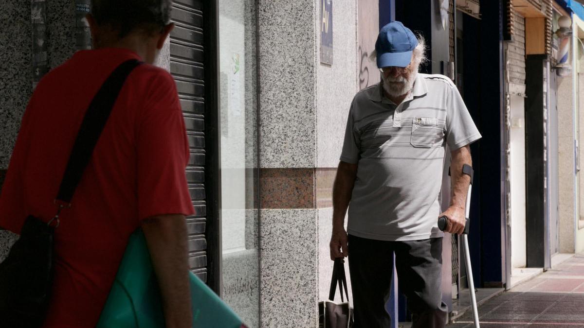 Un hombre mayor andando por las calles del centro de Murcia.