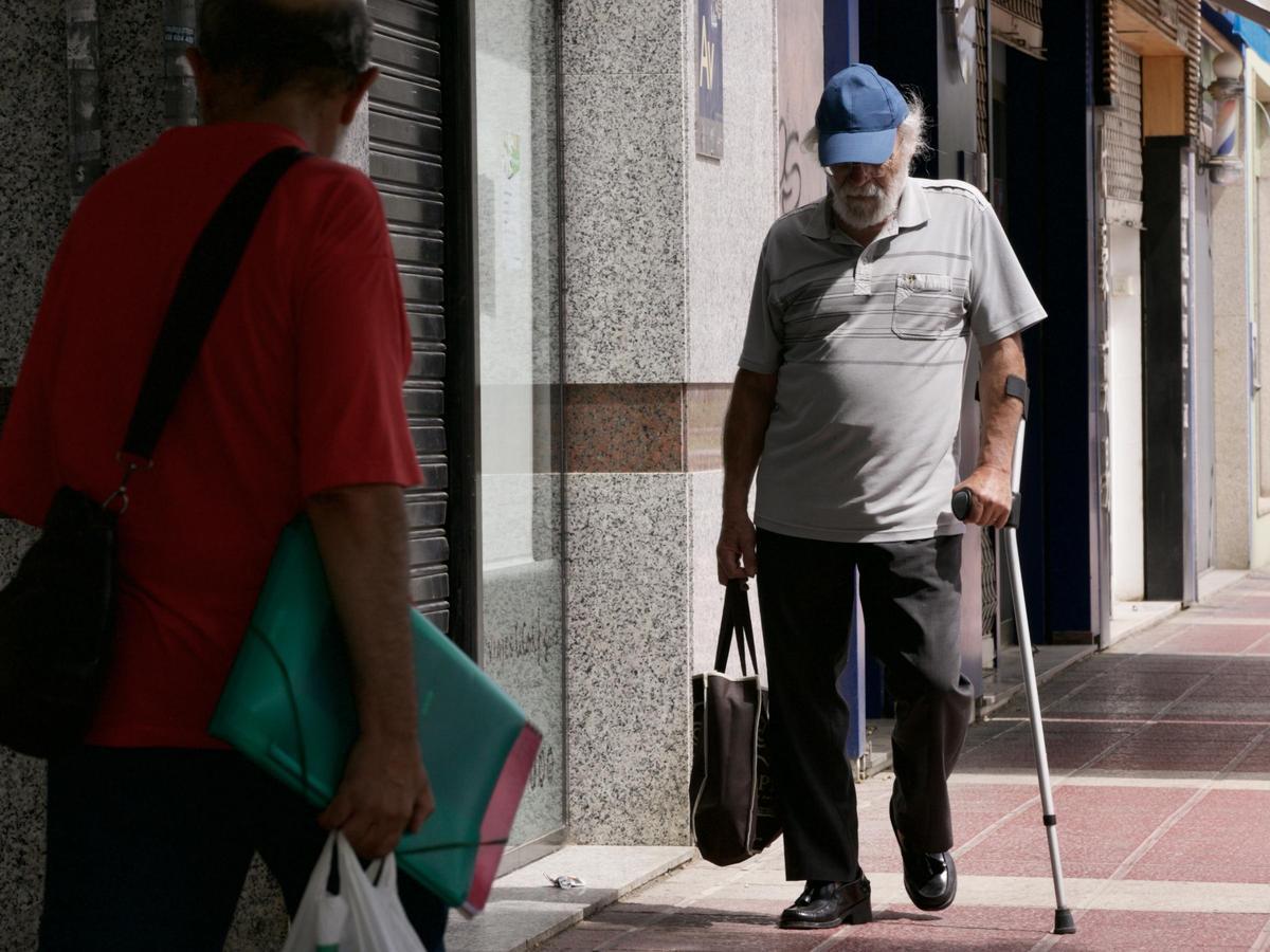 Un hombre mayor andando por las calles del centro de Murcia.