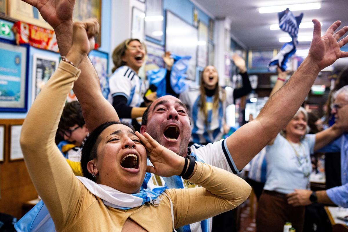 Aficionados argentinos celebran el triunfo frente a Inglaterra en Buenos Aires.