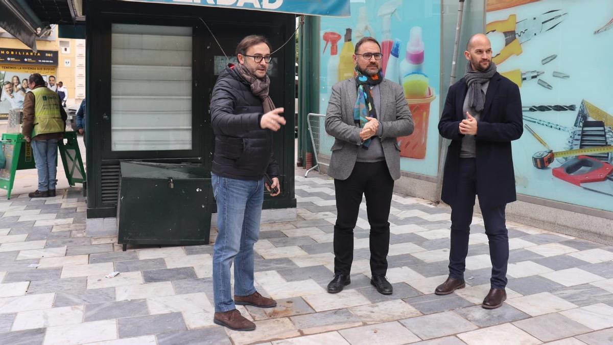 Isidro Abellán, Diego José Mateos y José Ángel Ponce, junto al quiosco de la avenida de Portugal esquina con calle Nogalte.