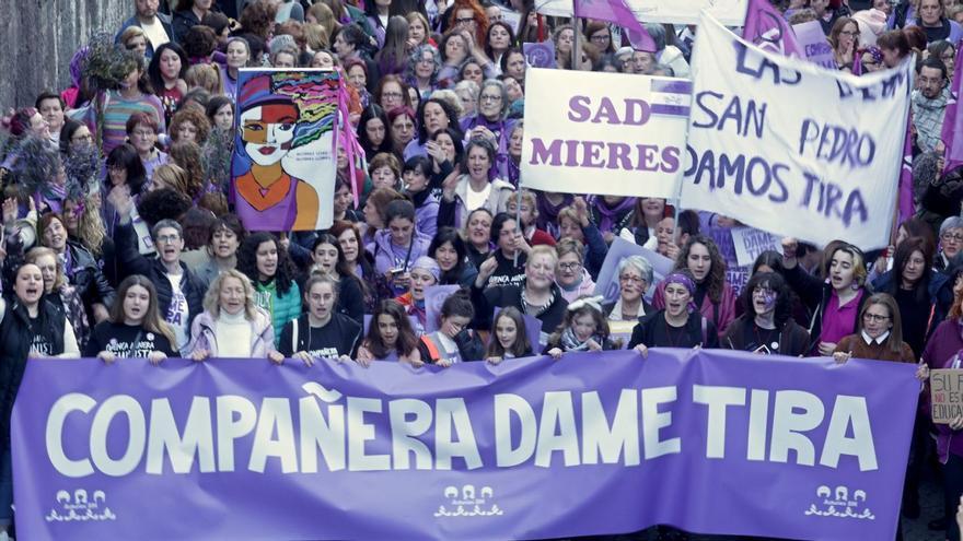 La cabecera de la manifestación del 8M en Mieres. | Irma Collín