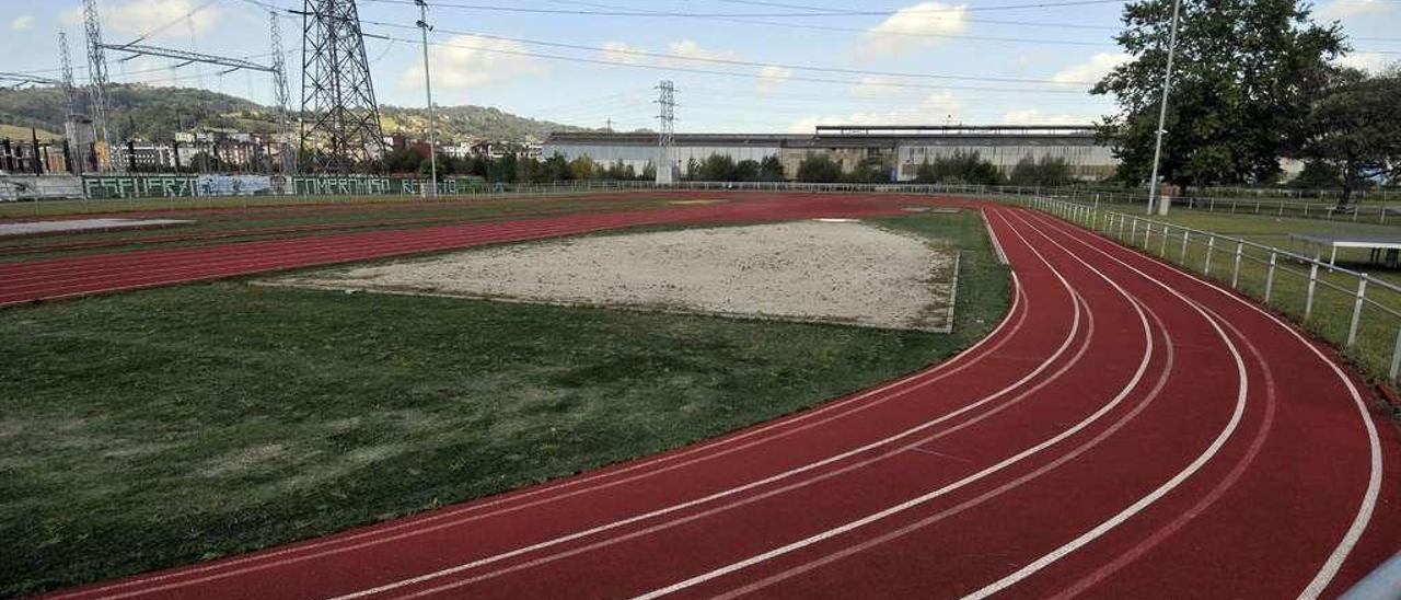 Los terrenos del complejo deportivo de El Pilar, con las torres de alta tensión al fondo.