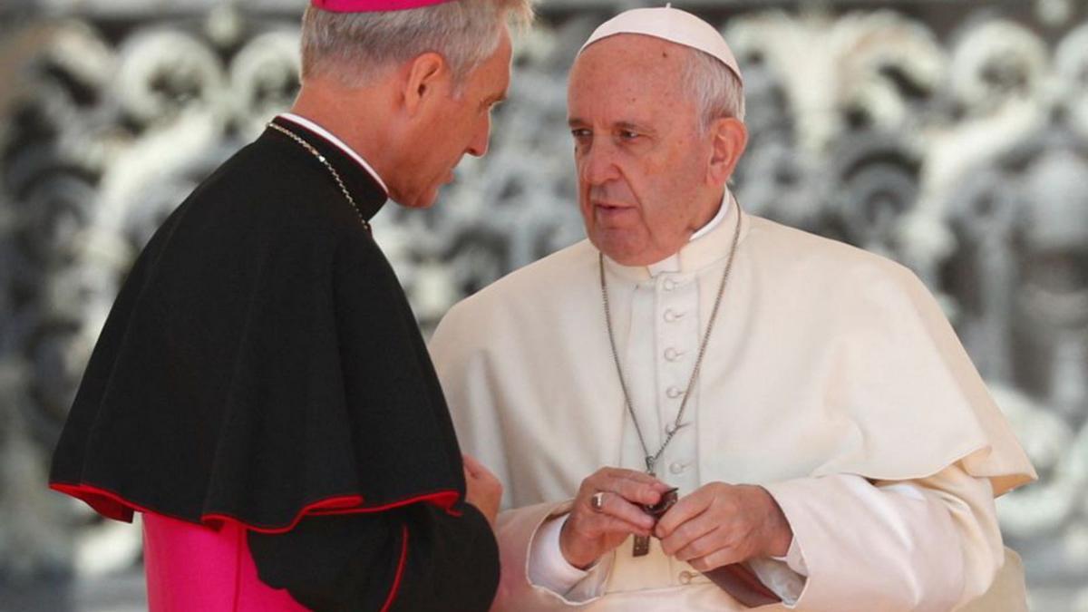 Gänswein y el papa Francisco, en una imagen de 2018.