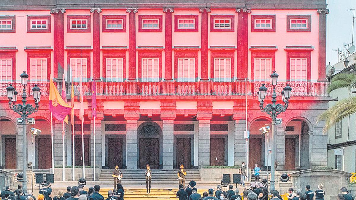 Las Casas Consistoriales de la capital grancanaria iluminadas.