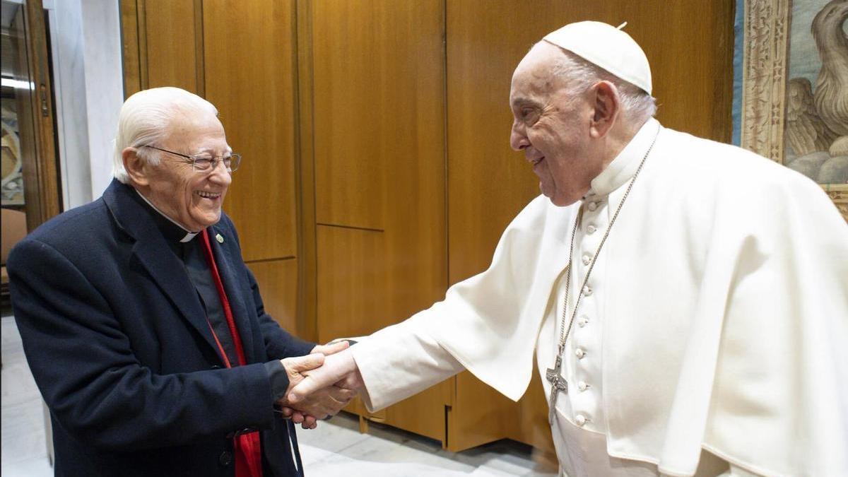 El Padre Ángel en un encuentro con el Papa Francisco.