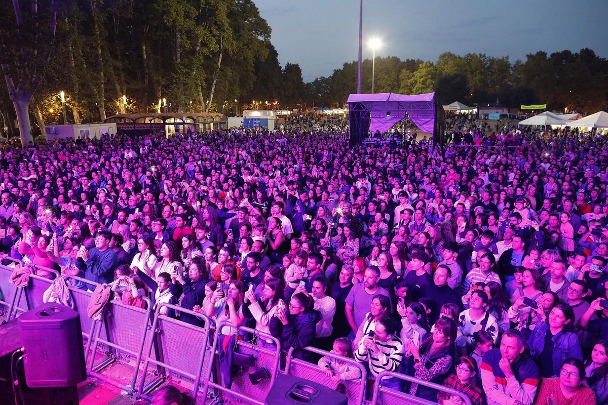 Nombroses persones segueixen un concert. Nombroses persones segueixen un concert.