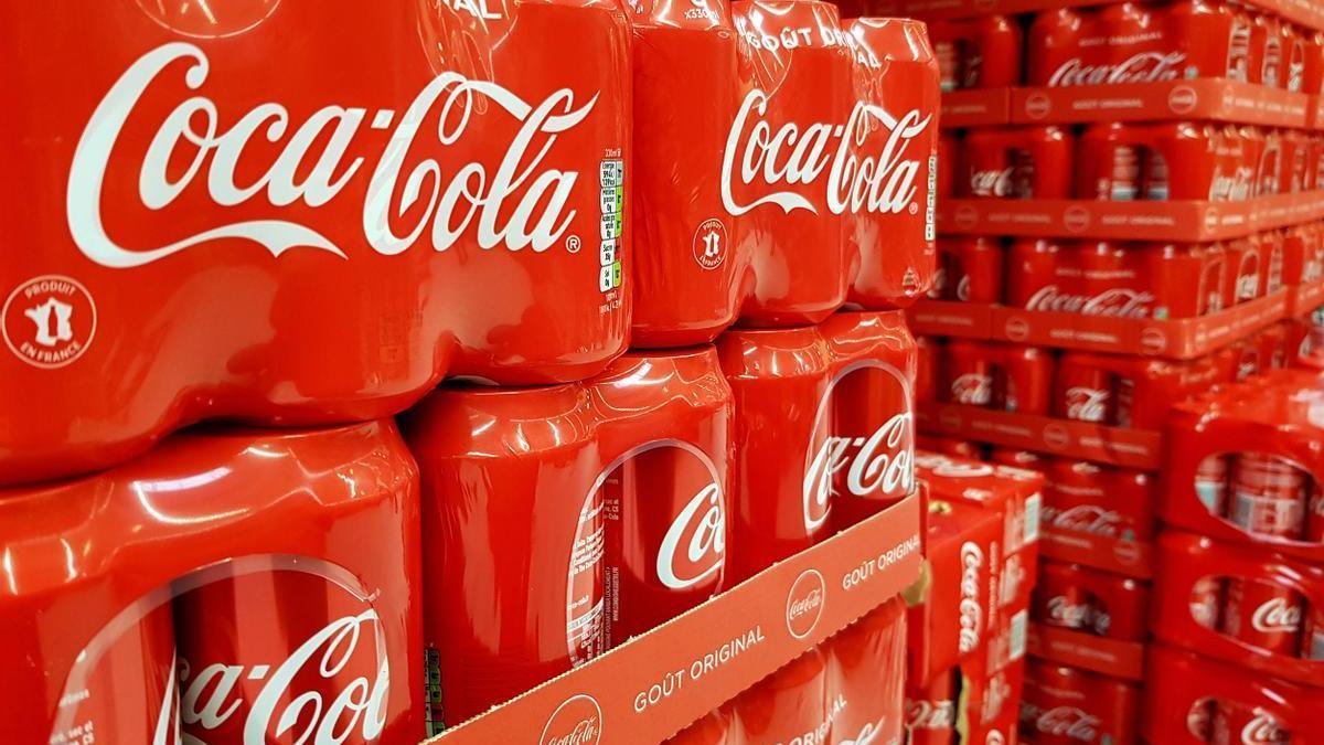 Latas de Coca-Cola en el supermercado.