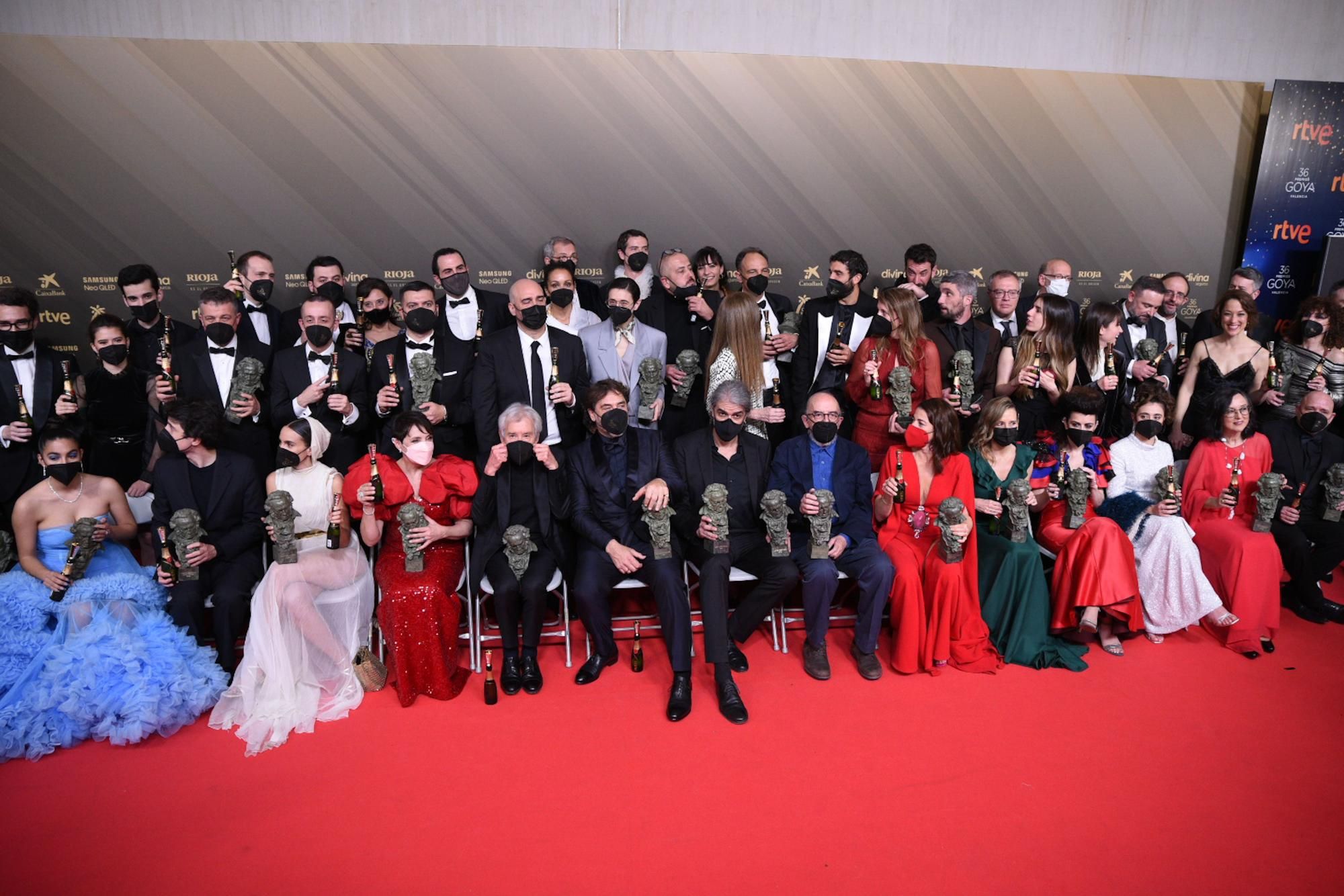 Foto de familia de todos los premiados en la la 36ª gala de los Premios Goya, en el Palau de les Arts de Valencia, a 12 de febrero de 2022