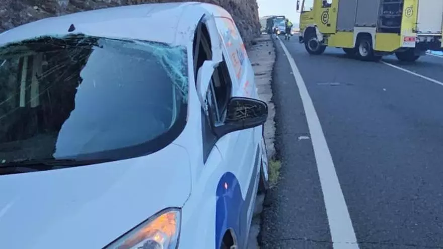 Una piedra de grandes dimensiones cae sobre un vehículo en Gran Canaria