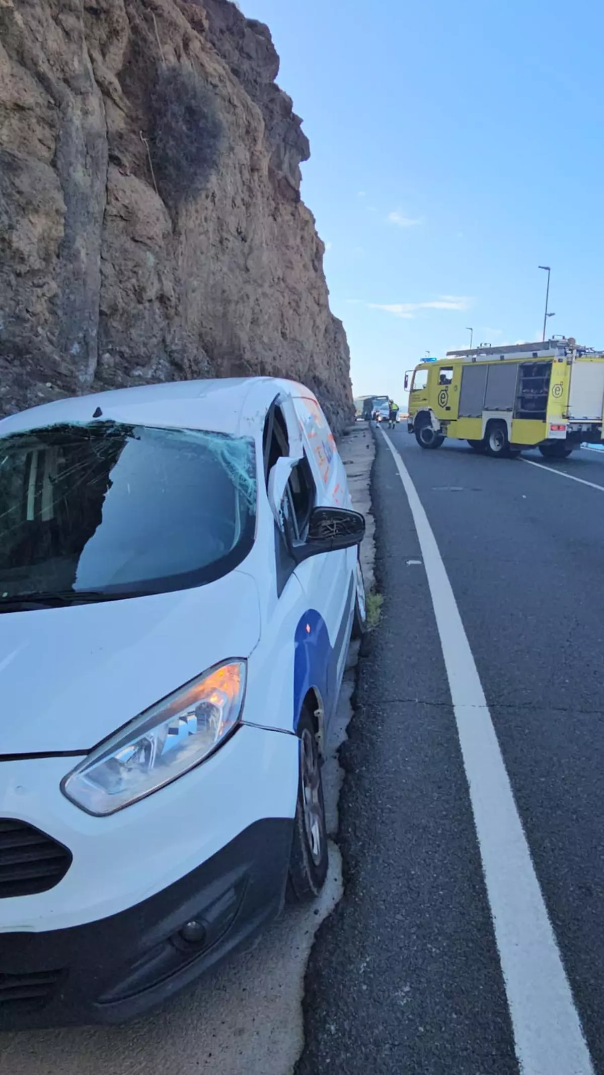 Un conductor resulta ileso tras quedar atrapado en su vehículo al caerle un roca en Gran Canaria