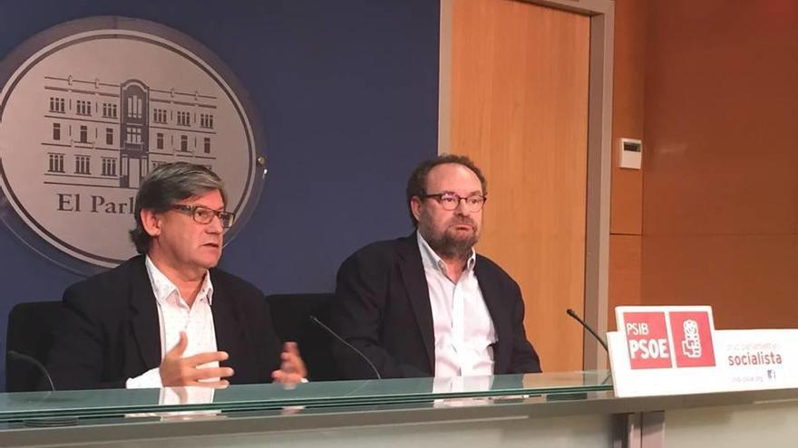 Los socialistas Vicenç Thomàs y Damià Borrás ayer en el Parlament.