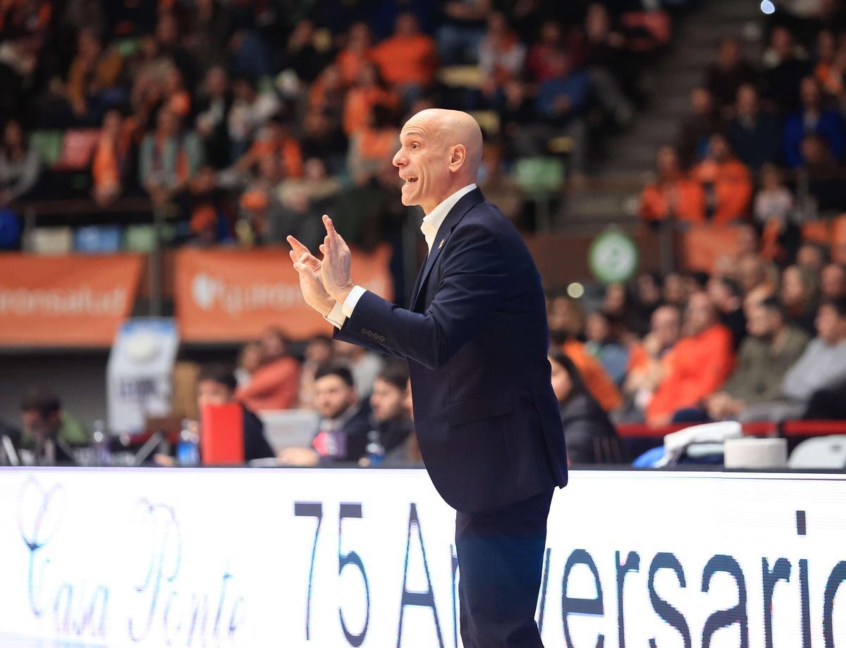 Carles Marco da instrucciones en el partido del Coliseum frente al Fibwi.