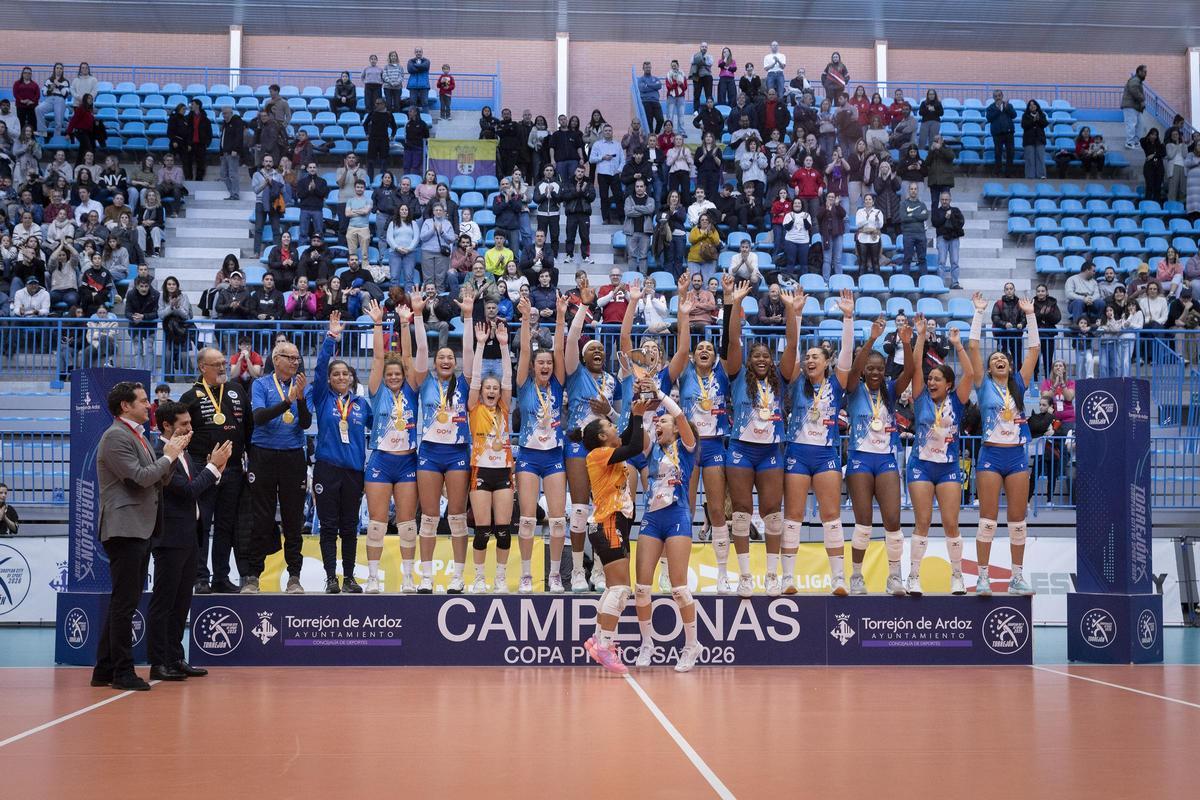 Las jugadoras del Santa Cruz Cuesta Piedra levantan el título de campeonas.