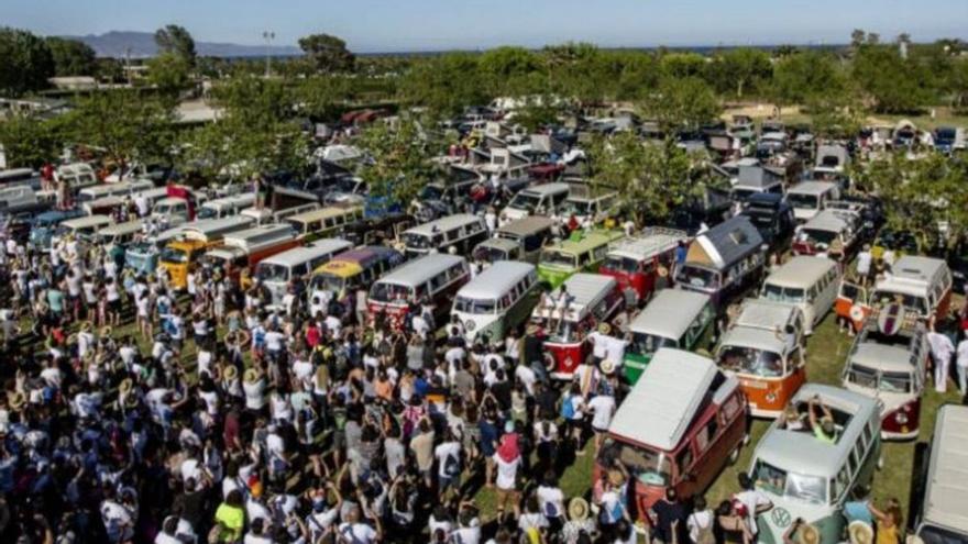 El càmping La Ballena Alegre acull més de 800 furgonetes Volkswagen aquest cap de setmana