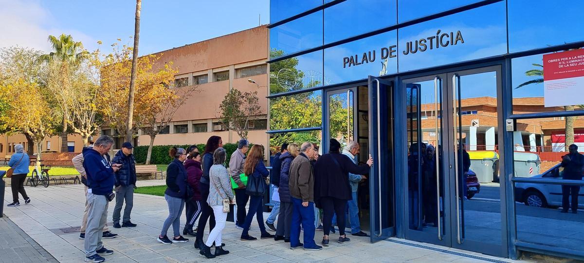 Los vecinos afectados por la orden de desahucio han accedido al juzgado de Vinaròs para reivindicar un aplazamiento y constatar si en su caso ha habido alguna negligencia.