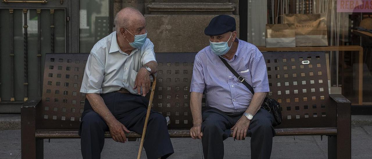 Dos personas charlan en una calle de Ourense / BRAIS LORENZO