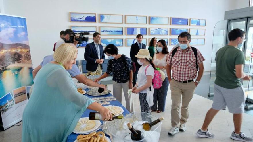 Recibimiento, el pasado sábado, a los pasajeros del primer vuelo de Madeira que llega a Lanzarote.