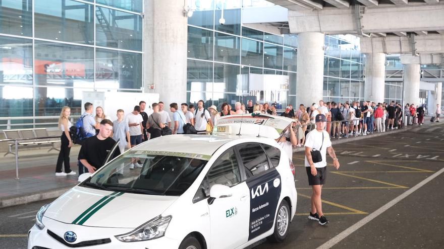 El aeropuerto reclama más taxis para cubrir la demanda ante las colas interminables de turistas