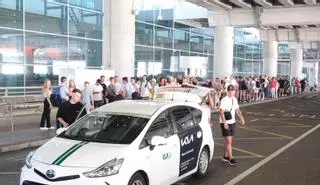 El aeropuerto reclama más taxis para cubrir la demanda ante las colas interminables de turistas