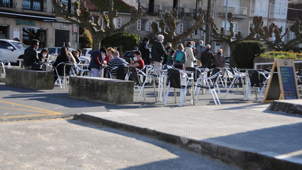 Vecinos de Bueu en una terraza de la localidad.