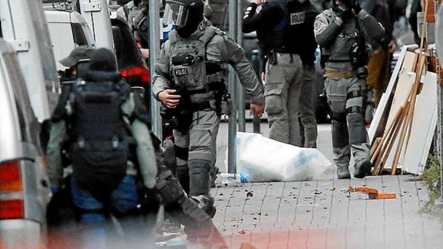 Agents de policia en una operació al barri brussel·lès de Molenbeek