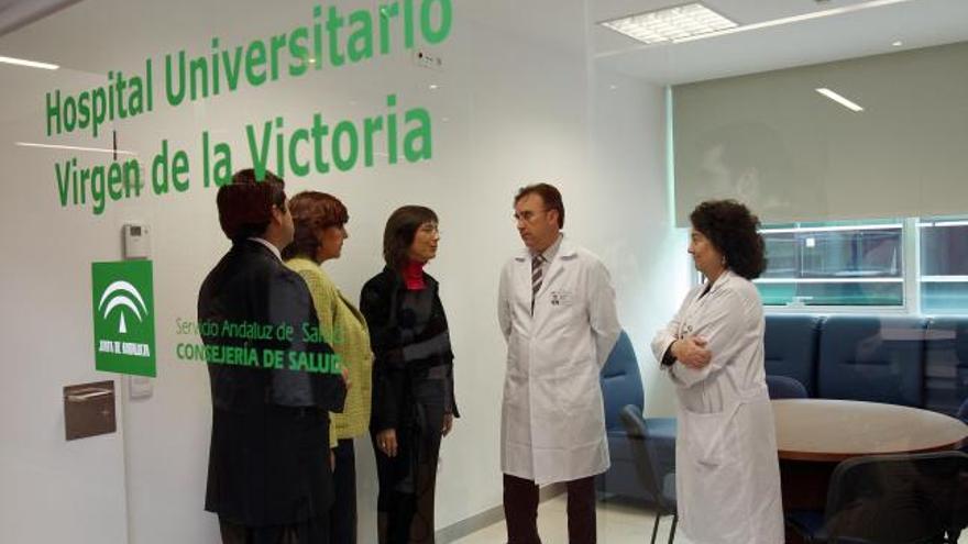 La delegada de la Junta María Gámez, durante su visita esta mañana al Clínico.