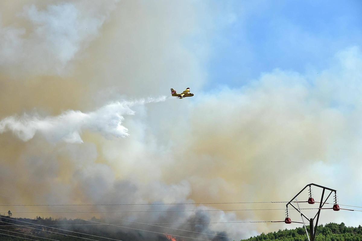 Fotogalería | Las imágenes del incendio de Casas de Millán, que ha obligado a evacuar a 800 personas Fotogalería | Las imágenes del incendio de Casas de Millán, que ha obligado a evacuar a 800 personas