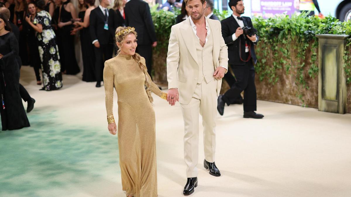Elsa Pataky con su marido Chris Hemsworth en la alfombra roja de la 2024 Met Gala.