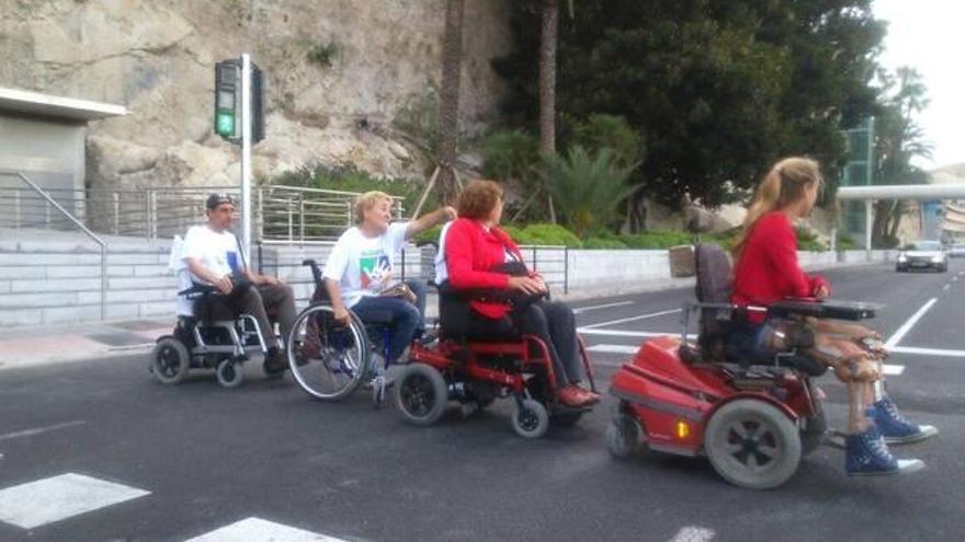 Un «arriesgado» paso peatonal en el Postiguet