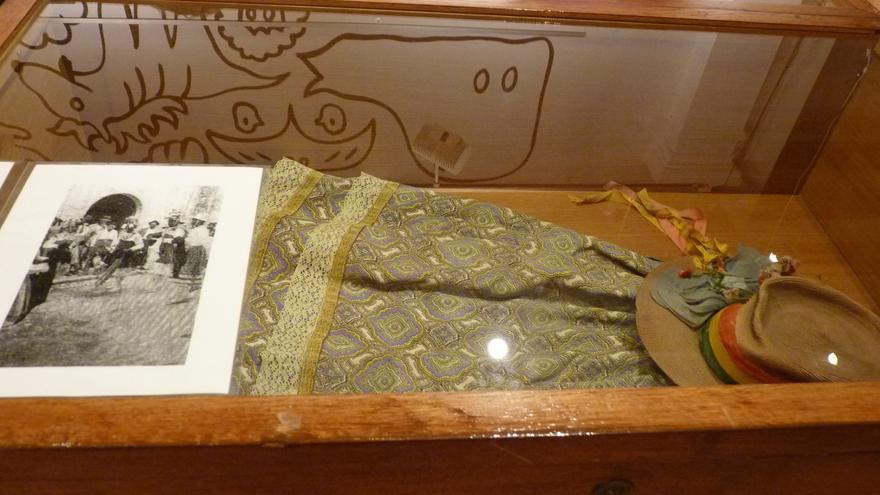 Cas Retratista exhibe los vestidos de los Cossiers de Montuïri hallados en un baúl
