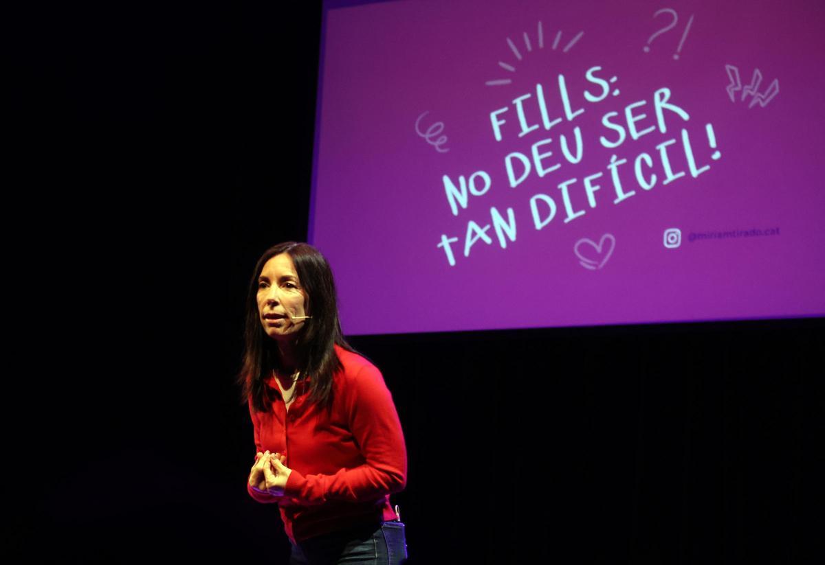 Imatges del monòleg teatral 'Fills: no deu ser tan difícil!', de la manresana Míriam Tirado