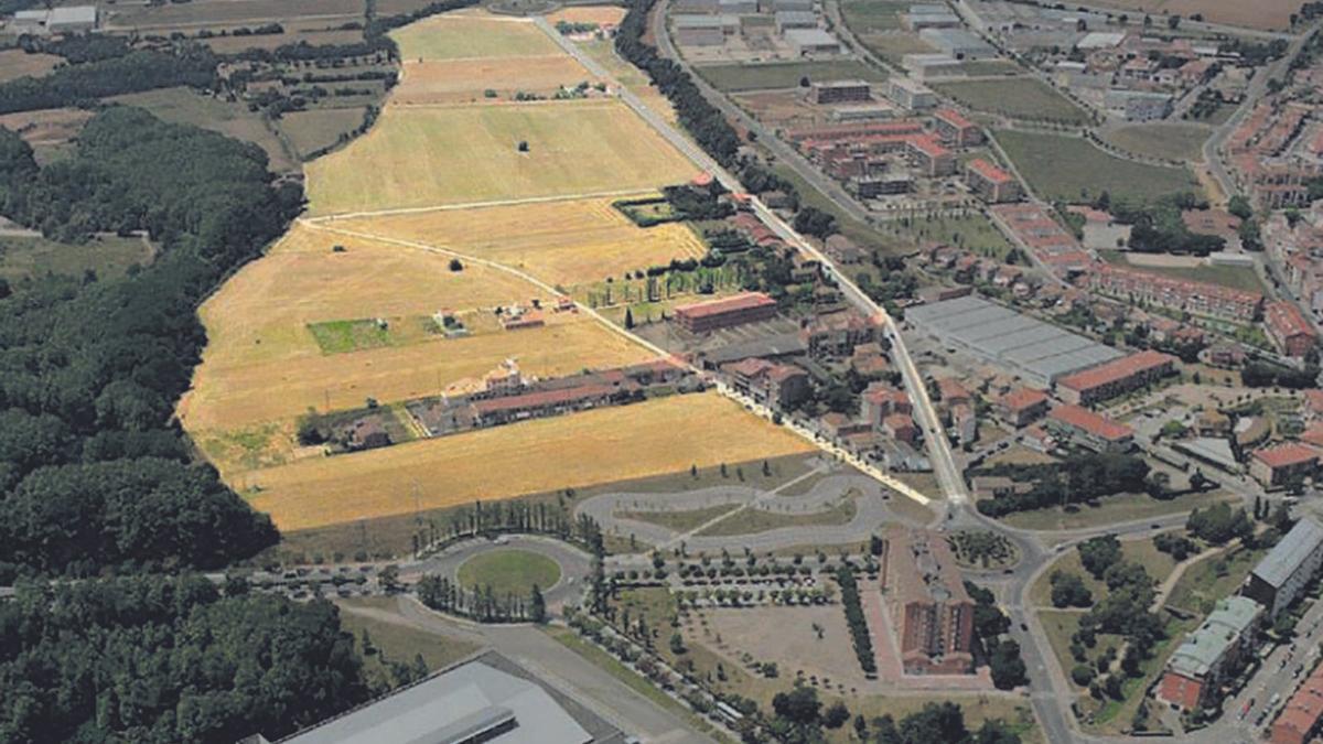 L’espai, abans que s’hi fessin els carrers, la zona de jocs, l’escola, l’«skate park» i els primers pisos.