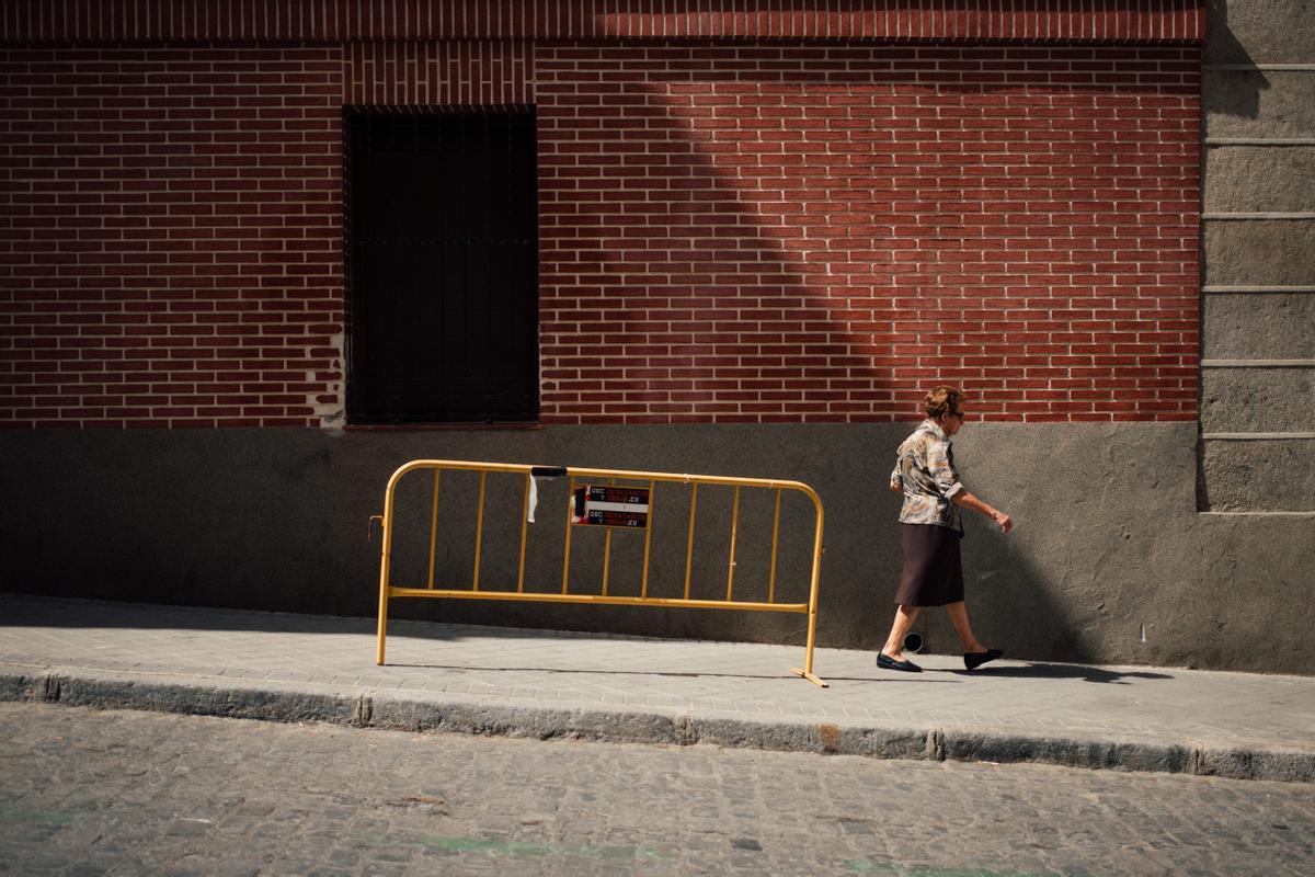 Una mujer baja la calle de los Mancebos, en Madrid. 
