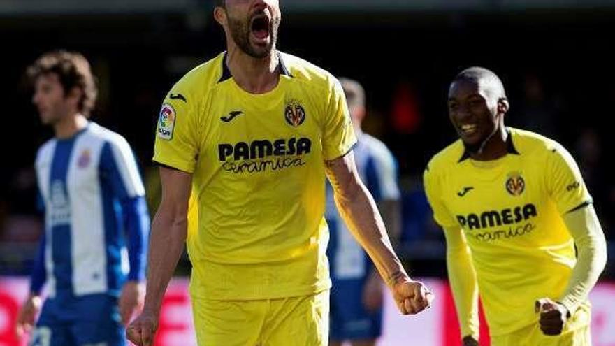 Vicente Iborra celebra el segundo gol del Villarreal al Espanyol. // Efe