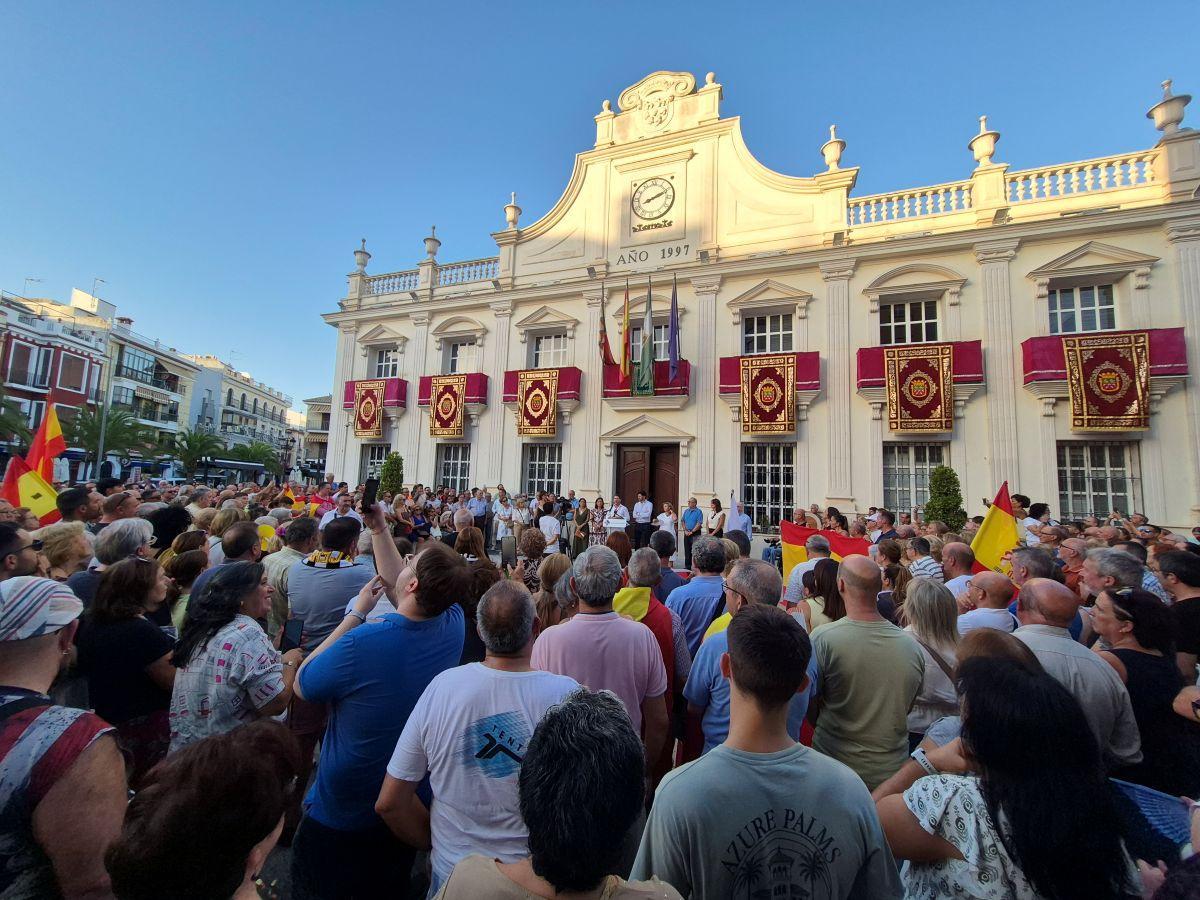 Concentrados ante el ayuntamiento de Cabra.