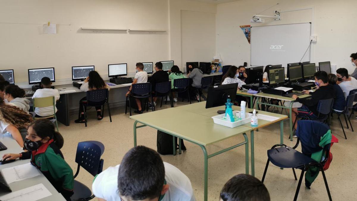 Estudiantes canarios que participan en la búsqueda de asteroides.