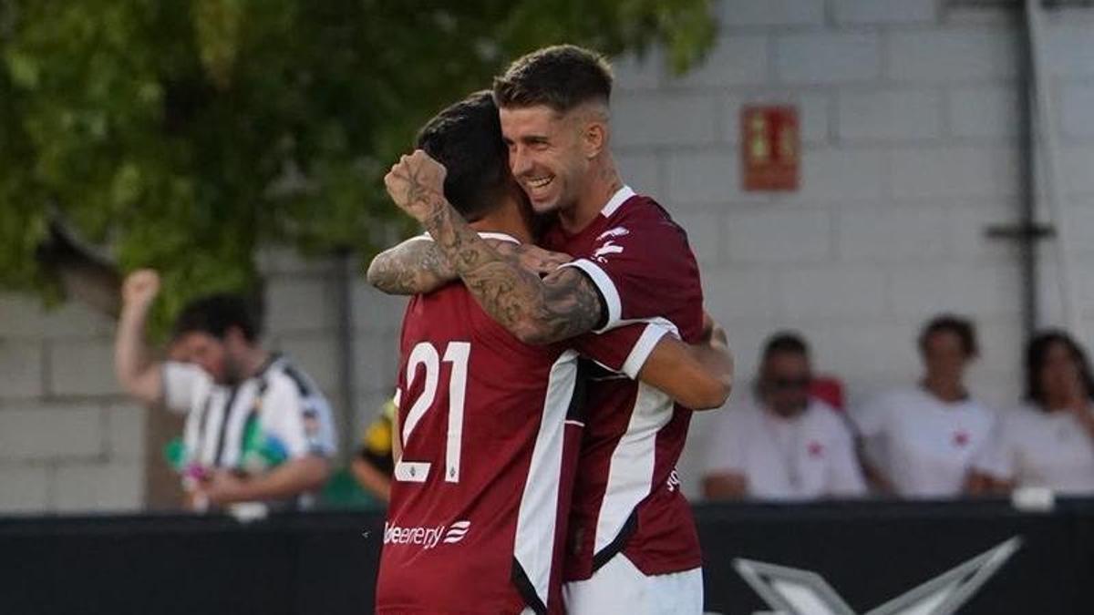 Raúl Sánchez, ante el Valencia tras marcar.