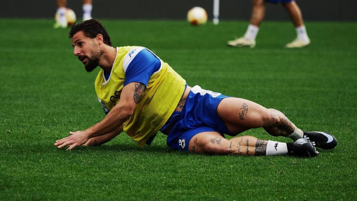 Fran Sol, máximo goleador del Hércules con 7 tantos, en el suelo al final de un ejercicio.