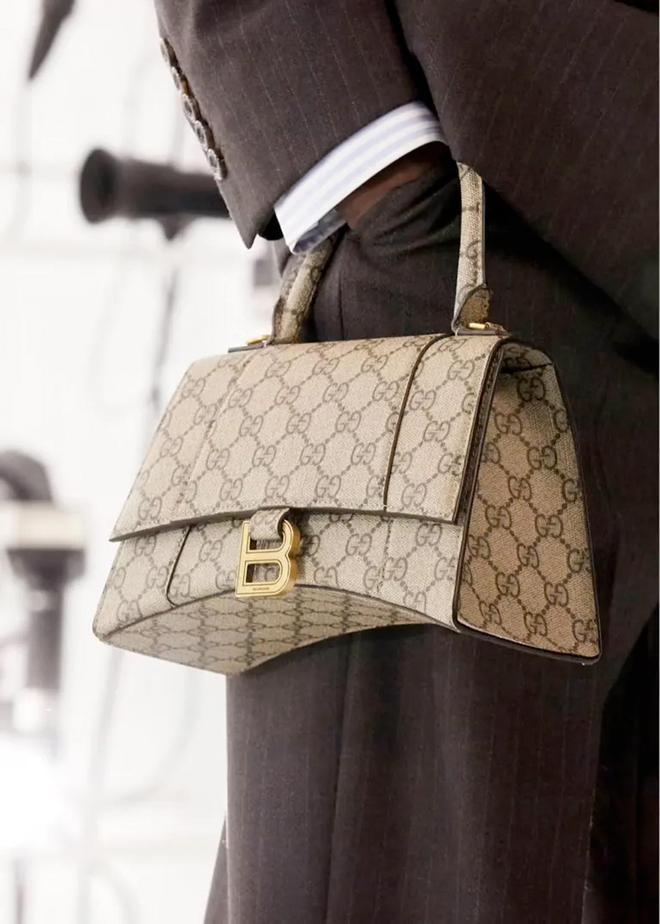 El bolso 'Hourglass' de Balenciaga se reinterpreta con el 'print' del logo de Gucci en la colección 'Aria'