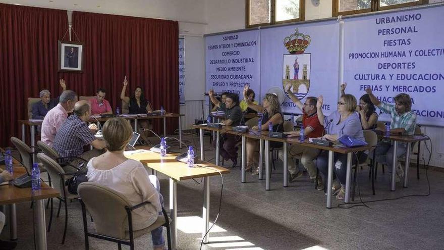 Los grupos municipales de PSOE e IU aprobando la modificación del Plan General.